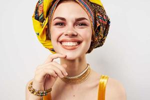 vrolijk vrouw decoratie veelkleurig tulband etniciteit mode studio foto