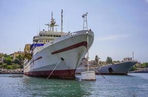 zeegezicht van grote schepen in de haven in sevastopol, de Krim foto