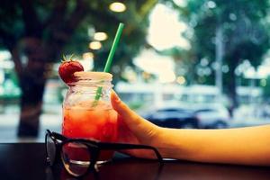 niet alcoholisch cocktail bril Aan een tafel in een cafe vrije tijd levensstijl foto