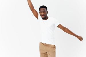 emotioneel Mens in wit t-shirt gebaren met handen gewoontjes slijtage studio foto