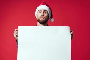 knap Mens in nieuw jaar kleren reclame kopiëren ruimte rood achtergrond foto