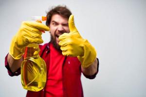 Mens wasmiddel rubber handschoenen renderen onderhoud bijgesneden visie foto