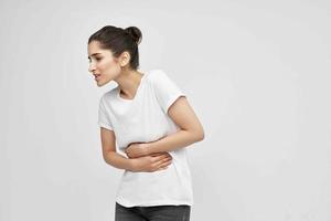 vrouw in wit t-shirt Gezondheid problemen geneeskunde behandeling foto