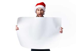 emotioneel Mens in een Kerstmis hoed met wit mockup poster Kerstmis geïsoleerd achtergrond foto