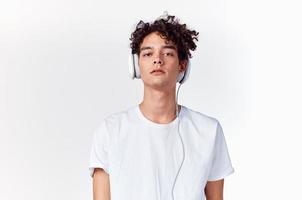 tiener t-shirt en in hoofdtelefoons Aan een licht achtergrond foto