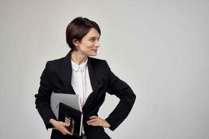 vrouw in kostuum documenten professioneel baan geïsoleerd achtergrond foto