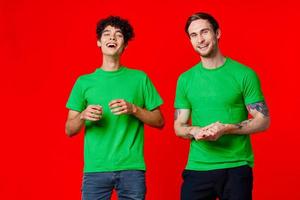 twee vrienden groen t-shirts emoties communicatie vreugde foto