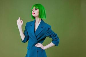 positief jong vrouw vervelend een groen pruik blauw jasje poseren kleur achtergrond ongewijzigd foto