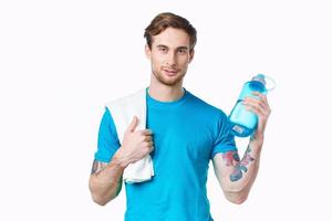 Mens in blauw t-shirt water fles training Gezondheid foto