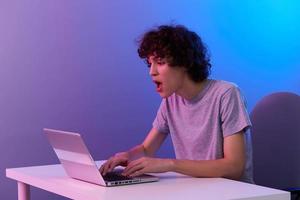 Mens cyberspace spelen met in voorkant van een laptop levensstijl technologie foto