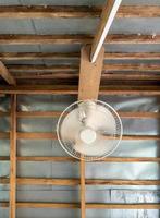 de oud baan ventilator is hangende Aan de houten kader. foto