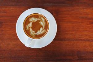latte art op een houten tafel foto
