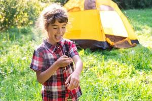 meisje spuit muggenspray op de huid in de natuur die haar handen en voeten bijt. bescherming tegen insectenbeten, afstotend veilig voor kinderen. openluchtrecreatie, tegen allergieën. zomertijd foto