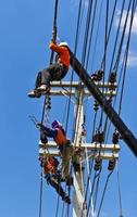 elektricien arbeider reparatie kabel foto