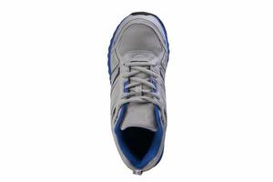 grijs sneaker met blauw accenten geïsoleerd. sport- schoenen Aan een wit achtergrond. foto