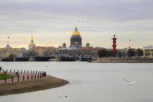 de mooi stad van heilige petersburg Aan de Neva rivier. foto