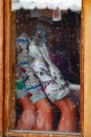 mannequin poten in warm sokken achter de glas. winter is komt eraan. foto