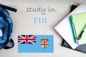 studie in fiji. achtergrond met kladblok, laptop en rugzak. onderwijs concept. foto