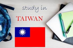 studie in Taiwan. achtergrond met kladblok, laptop en rugzak. onderwijs concept. foto