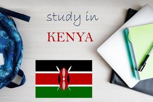 studie in Kenia. achtergrond met kladblok, laptop en rugzak. onderwijs concept. foto