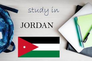 studie in Jordanië. achtergrond met kladblok, laptop en rugzak. onderwijs concept. foto