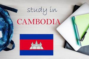 studie in Cambodja. achtergrond met kladblok, laptop en rugzak. onderwijs concept. foto