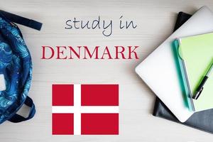 studie in Denemarken. achtergrond met kladblok, laptop en rugzak. onderwijs concept. foto