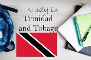 studie in Trinidad en tobago. achtergrond met kladblok, laptop en rugzak. onderwijs concept. foto