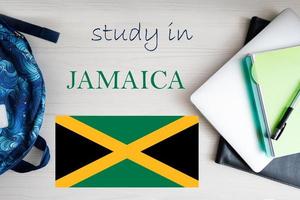 studie in Jamaica. achtergrond met kladblok, laptop en rugzak. onderwijs concept. foto