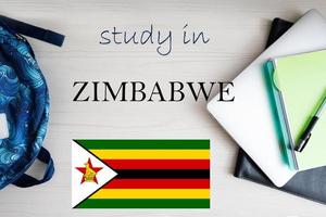 studie in Zimbabwe. achtergrond met kladblok, laptop en rugzak. onderwijs concept. foto