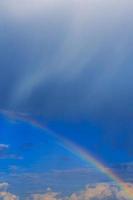 een mooi regenboog in de blauw lucht foto