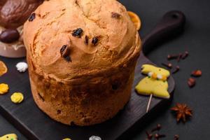 Pasen taart of panettone met rozijnen en geglaceerd fruit foto