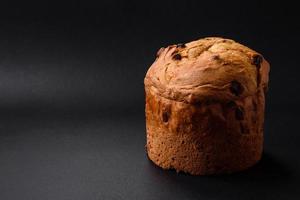 Pasen taart of panettone met rozijnen en geglaceerd fruit foto