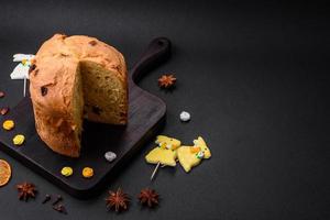 Pasen taart of panettone met rozijnen en geglaceerd fruit foto