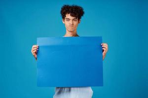 vent in een wit t-shirt Holding een poster mockup reclame foto