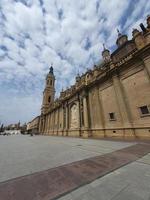 pijler kathedraal in zaragoza en met een leeg plein zonder mensen foto