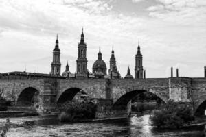 landschap nuestra senora del pilar kathedraal basiliek visie van de ebro rivier- in een voorjaar dag foto