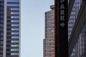 nieuw york Manhattan wolkenkrabbers visie van de straat naar de top van de gebouw Aan zonnig Doorzichtig dag foto