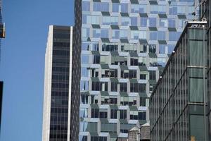 nieuw york Manhattan wolkenkrabbers visie van de straat naar de top van de gebouw Aan zonnig Doorzichtig dag foto