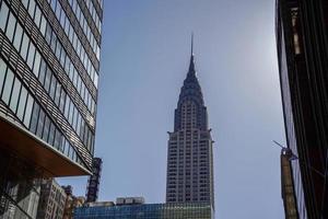 nieuw york Manhattan wolkenkrabbers visie van de straat naar de top van de gebouw Aan zonnig Doorzichtig dag foto