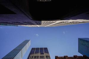 nieuw york Manhattan wolkenkrabbers visie van de straat naar de top van de gebouw Aan zonnig Doorzichtig dag foto