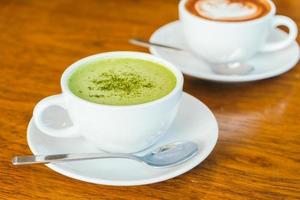 hete groene matcha latte in witte kop foto