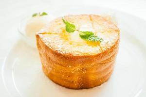Franse toastbrood met boter bovenop en ijs