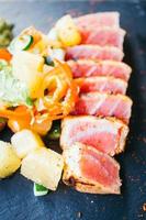 Gegrilde rauwe tonijnsalade met groente