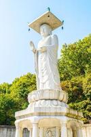 standbeeld bij de bongeunsa-tempel in de stad van seoel, zuid-korea foto