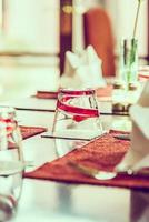 selectief aandachtspunt op glas in restaurant foto
