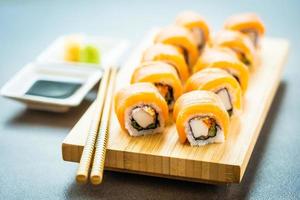 zalm vis vlees sushi roll maki op houten plaat foto