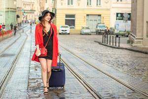 vrouw wandelingen met een koffer foto