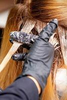 kapper toepassen kleurstof naar strand van haar- foto