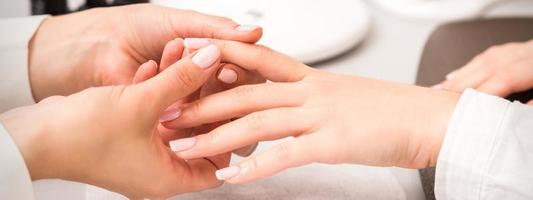 manicure is masseren vrouw vingers foto